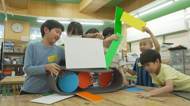 パネル遊びをして打ち解ける子どもたち