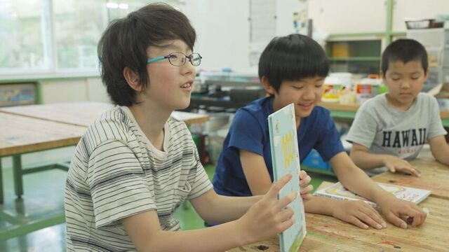 自分が選んだ絵本をプレゼンする小学6年生じんくん