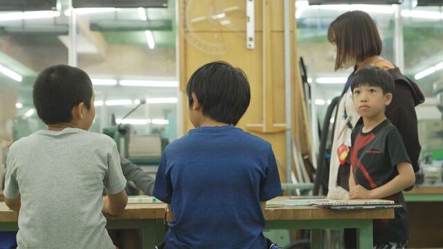 なかなかどの演目にするか決められない小学5年生まさとくん（写真中央）