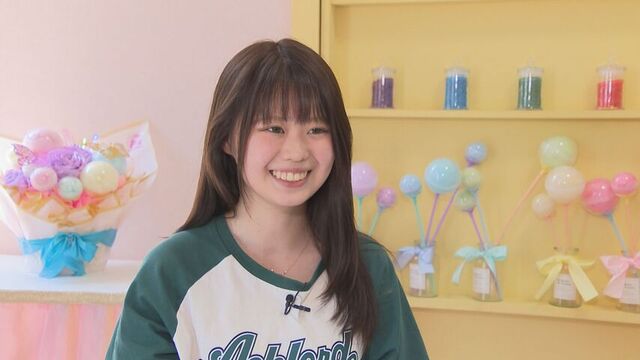 店主のアネラさん（18）