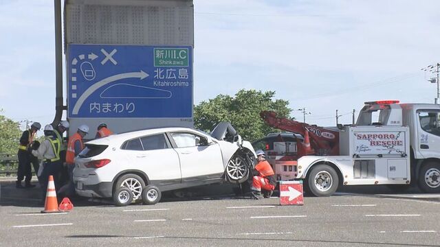札幌・西区の国道５号と新川通が交わる交差点で乗用車が高速道路を支える橋に衝突　５８歳男性が死亡