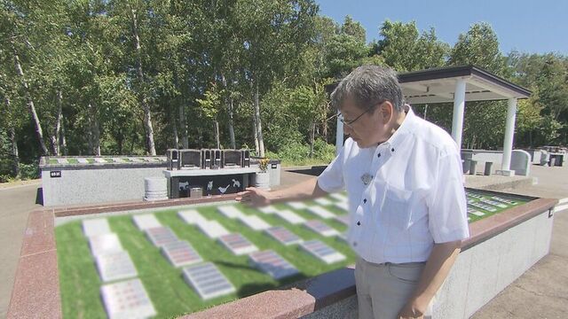 北海道中央霊園の樹木葬を案内する武田理事長