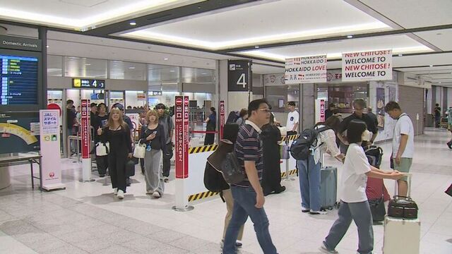 帰省ラッシュで賑わう新千歳空港　お盆休み道内で過ごす人々で混雑　Uターンラッシュ予約ピークは13日14日 サムネイル
