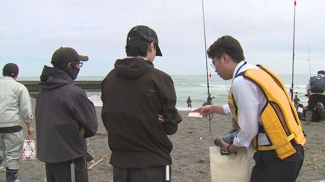 苫小牧市の錦多峰（にしたっぷ）川、サケやマスの禁漁期間が伸びたことを市職員がPR サムネイル