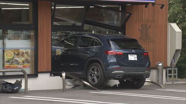 車の前半分が店に突っ込む　60代女性がアクセル操作ミスか　札幌・清田区