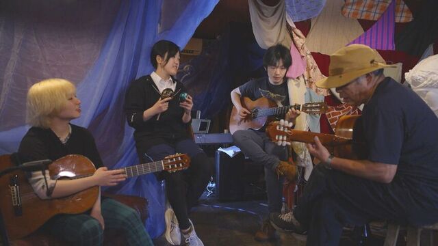 左から伊藤瑠花さん・現役劇団員のフジイモモハさん・劇団OBのシミズノゾミさん・ツジアツロヲ監督（2日）