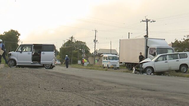 軽乗用車と乗用車が正面衝突、男女３人が搬送　根室の国道