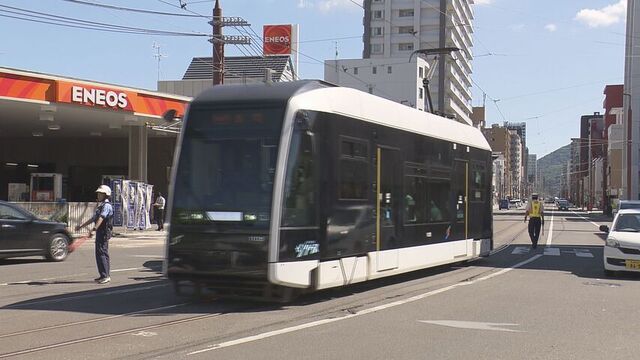 警察の追跡を受け…猛スピードで交差点進入　乗用車と衝突１９歳の無職の男逮捕　市電約２時間運転見合わせ