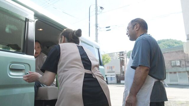 母を見送る佐々木さん