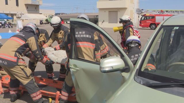 網走市で震度６弱の地震を想定した訓練　市や消防など１８団体が参加　自衛隊による炊き出し訓練も実施