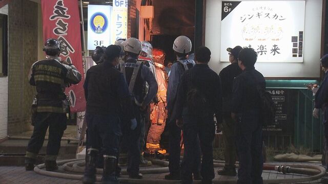札幌すすきの　ビルの間で段ボール燃える　けが人なしも消防車１４台出動　辺りは一時騒然