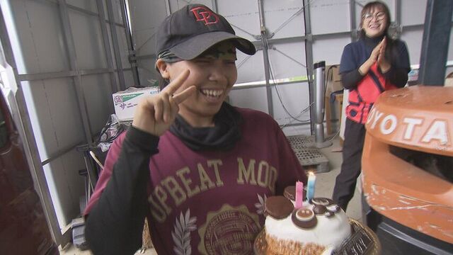 仕事仲間からサプライズケーキをもらうジョイさん