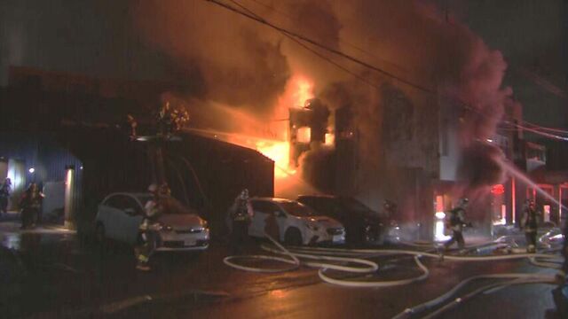 【速報】真っ赤な炎…住宅が激しく焼け延焼も　住人３人は逃げて無事　札幌・白石区
