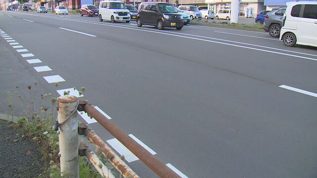 乗用車、トレーラー、修学旅行の高校生乗ったバスの３台絡む事故　北海道千歳市の道道