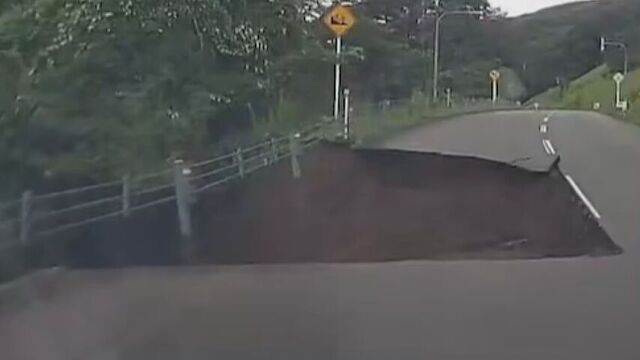 浦河町で道路崩落…道道７４６号が約１５メートル崩れる　町内約５．１キロで通行止め