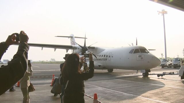 丘珠空港で「滑走路ウォーキング」　親子連れら業務開始前の特別空間楽しむ　