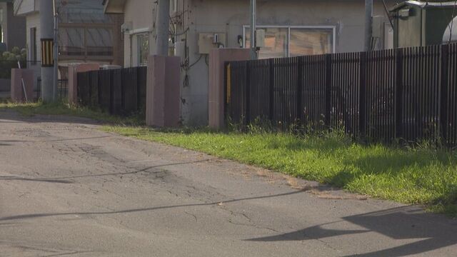 遠軽町の町道でひき逃げか　街路灯を点検中の男性が首に重傷　車は声もかけず立ち去る
