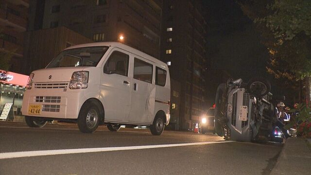 歩道に乗り上げ横転か　後続車の側面に衝突　６０代男性意識不明　札幌・中央区