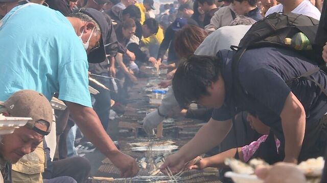 「めっちゃおいしいです」３４回目の「根室さんま祭り」開催　恒例の炭焼きサンマ食べ放題に長い行列