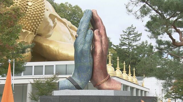 大阪関西万博のインドパビリオンで展示されていた「ナマステハンド」が札幌の寺院に設置