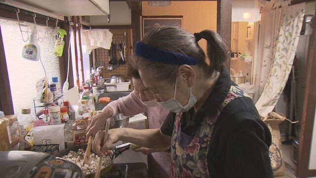 二人で調理しながらおしゃべりするのも楽しみのひとつ