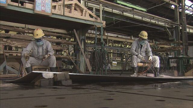 鉄板を「職人技」で曲げる作業員