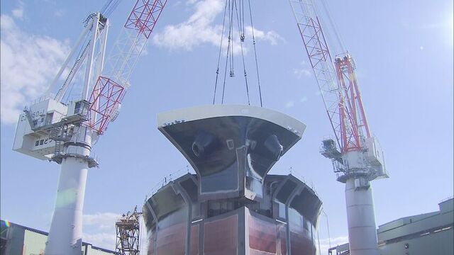 約2か月かけてクレーンで積み上げ船の形に