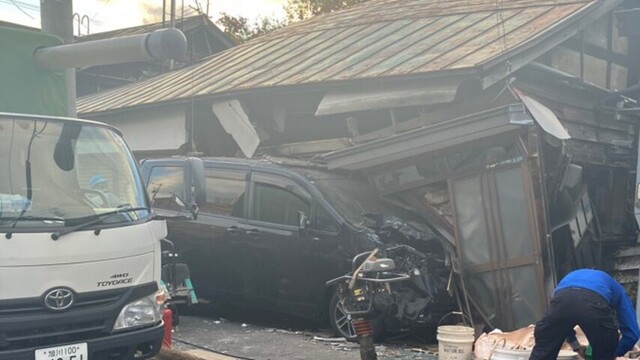 【速報】旭川で住宅に乗用車が突っ込む 玄関大破も住民と運転手にけがなし サムネイル