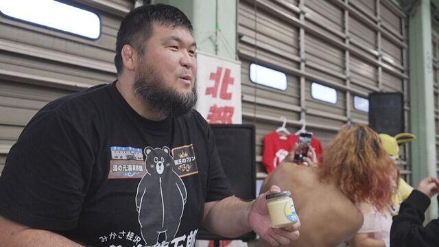 プリンを販売する杉浦さん