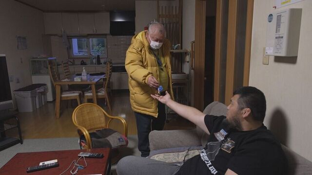 グループホームを抜け出した男性（左）