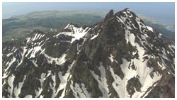 利尻山の鋭い尾根と谷