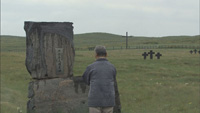 カザフスタンに建てられた日本人慰霊碑に手を合わせる阿彦さん