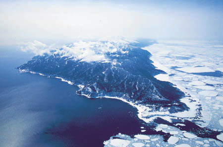 空から見た知床半島と流氷